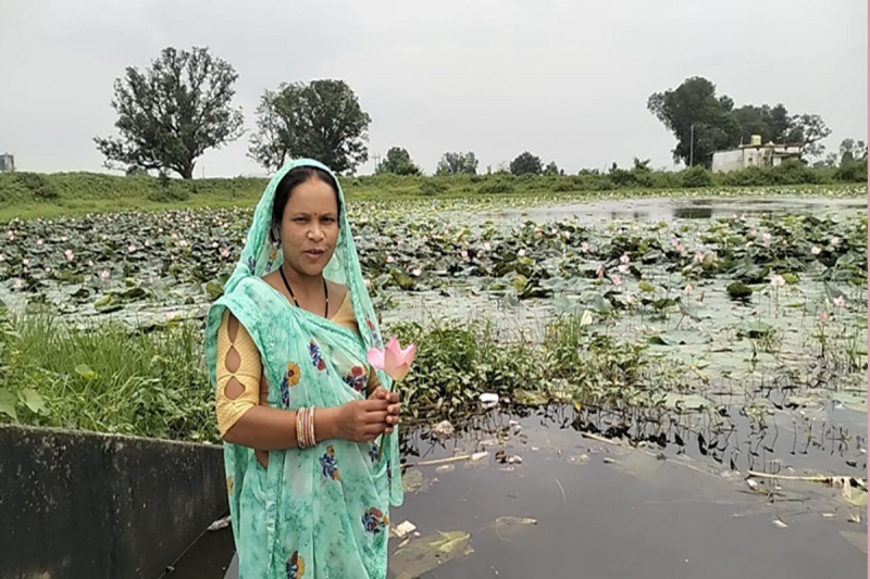 तालाब में मछली पालन व फूल से बढ़ी गीता की आय।