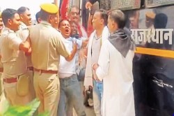 कोटा में कांग्रेस कार्यकर्ता गिरफ्तार, विधायक बालमुकुंद आचार्य का रास्ता रोकने
पहुंचे थे कांग्रेसी कार्यकर्ता - image