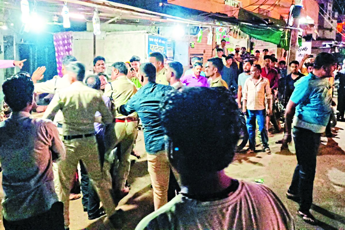 Video:आरोपियों ने पुलिस से की झूमाझटकी, तेल डालकर आत्मदाह करने का किया प्रयास