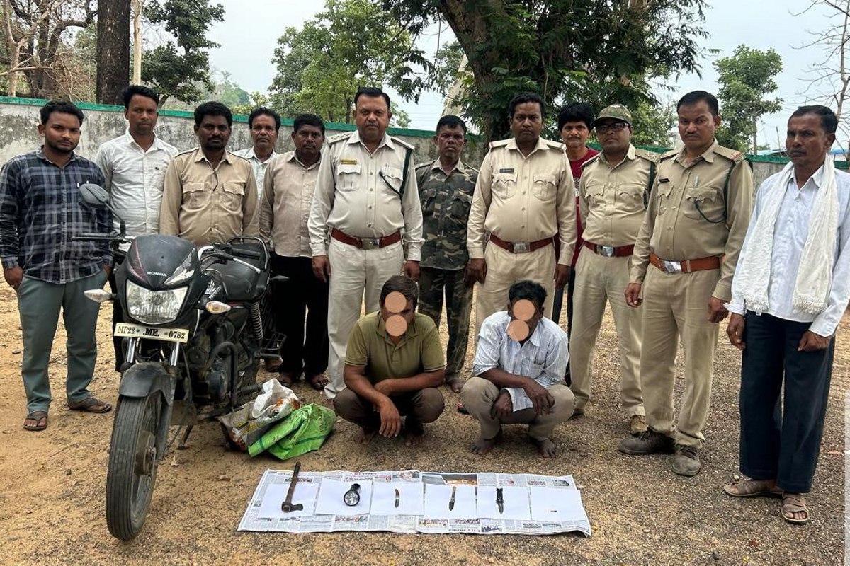 बंदूक लेकर दो शिकारी फरार, कारतूस-चाकू के साथ दो गिरफ्तार - image