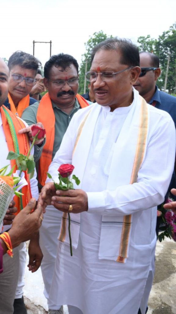 CM को अचानक देख गदगद हुए लोग, पारंपरिक नृत्य करके खुशी का किया इजहार