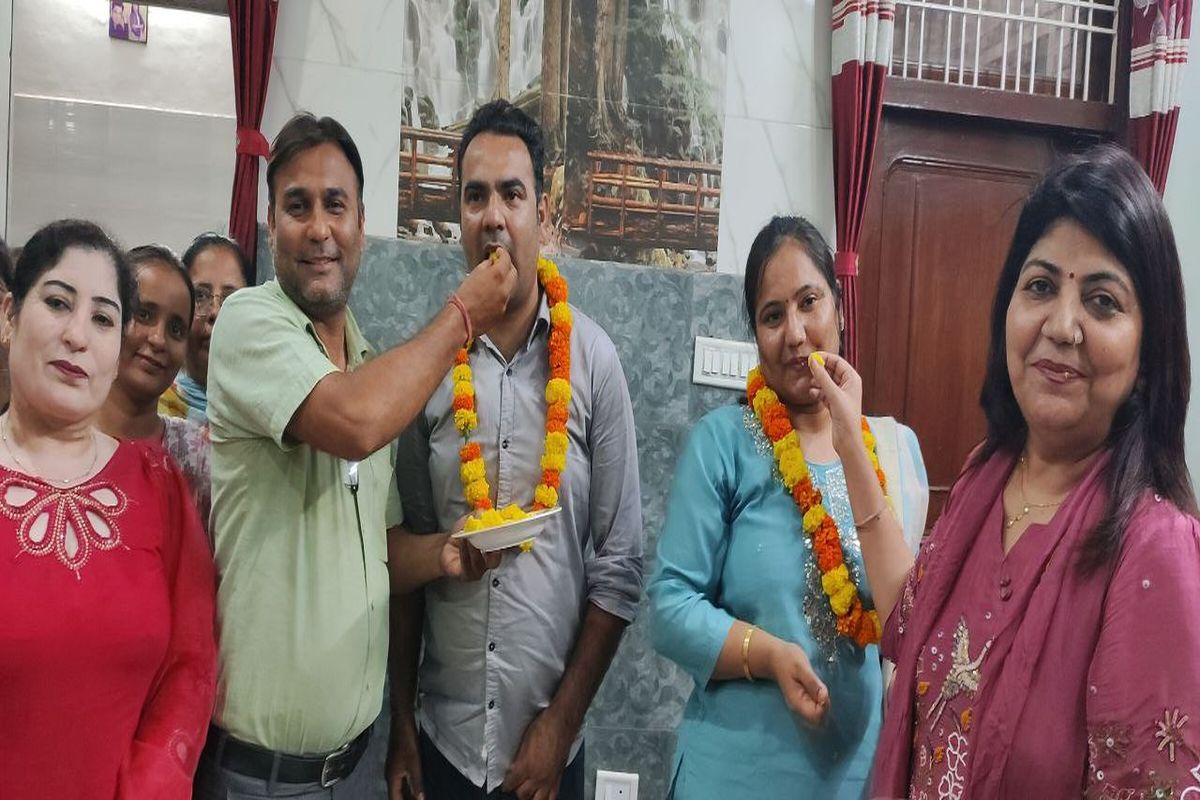 12वीं वाणिज्य में खैरथल की कंगना कौशलानी 99.20 प्रतिशत… जश्न में डूबा शहर ….
देखें फोटो गैलेरी ….