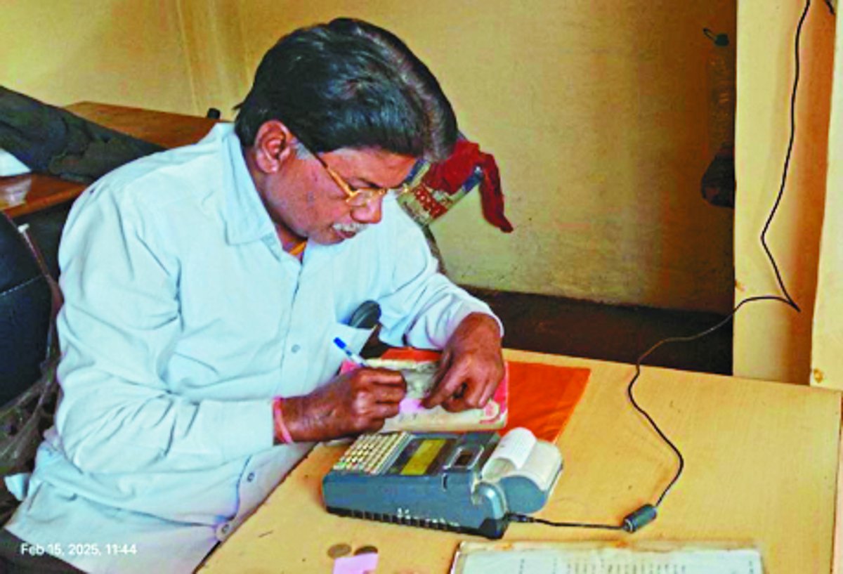 डेढ़ लाख लोगों के राशन पर संकट, अंगूठे घिस गए तो किसी के पास नहीं मोबाइल नंबर