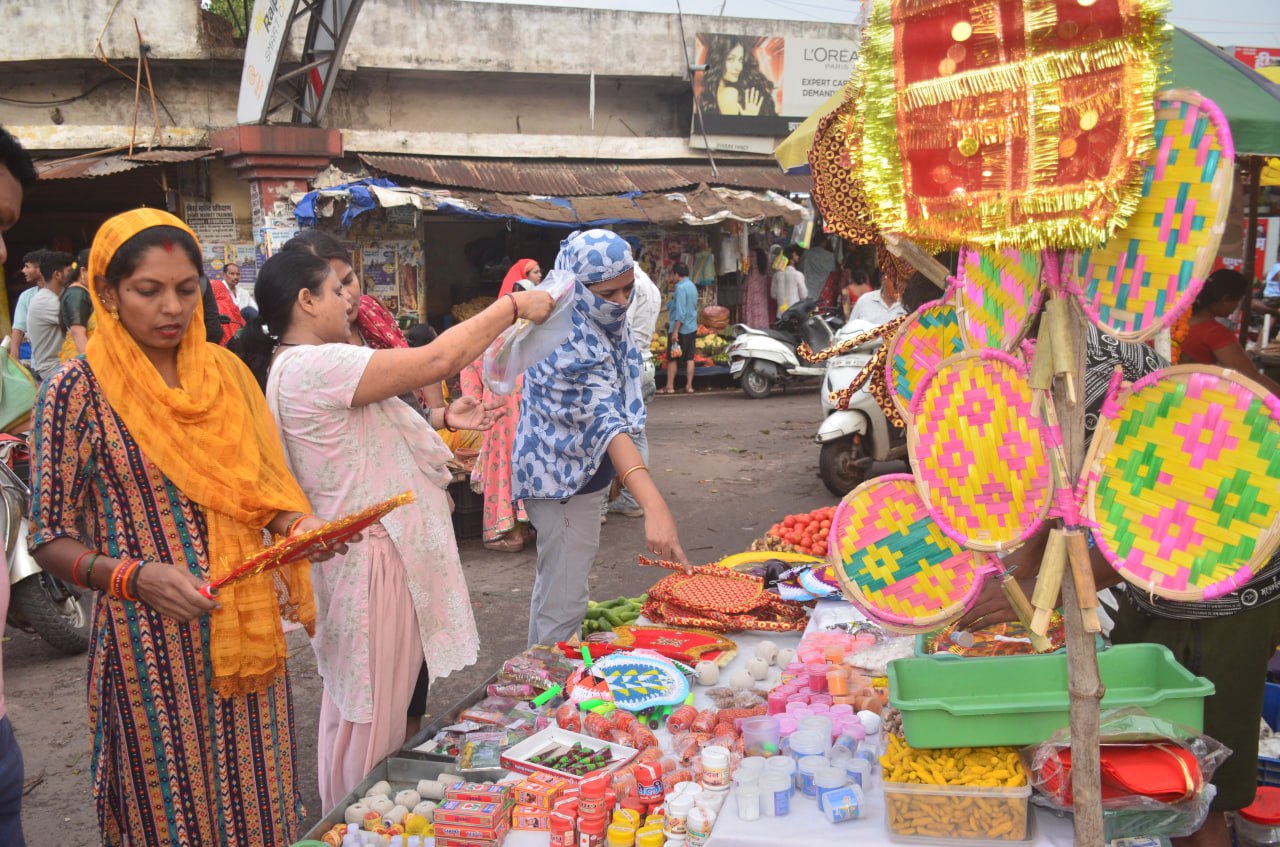 Vat Savitri 2025: वट सावित्री पूजन के लिए सजा बाजार, बरगद के नीचे आज सुहागिनों
का मेला, देखें