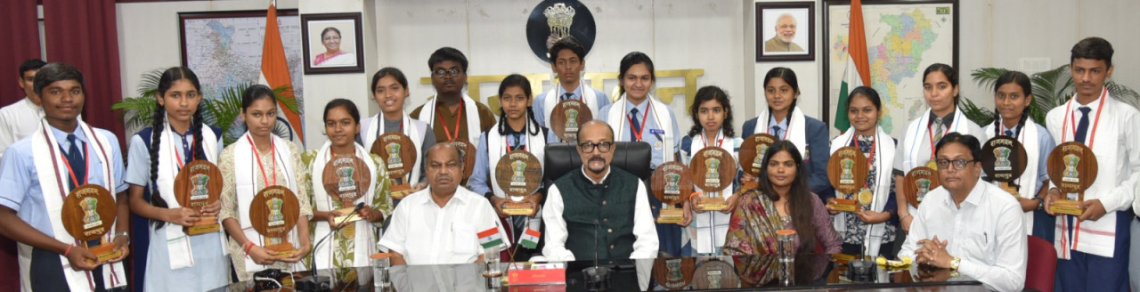 CG News: राज्यपाल ने मेधावी विद्यार्थियों का किया सम्मान, पांच-पांच हजार रूपये
प्रोत्साहन राशि दी, देखें