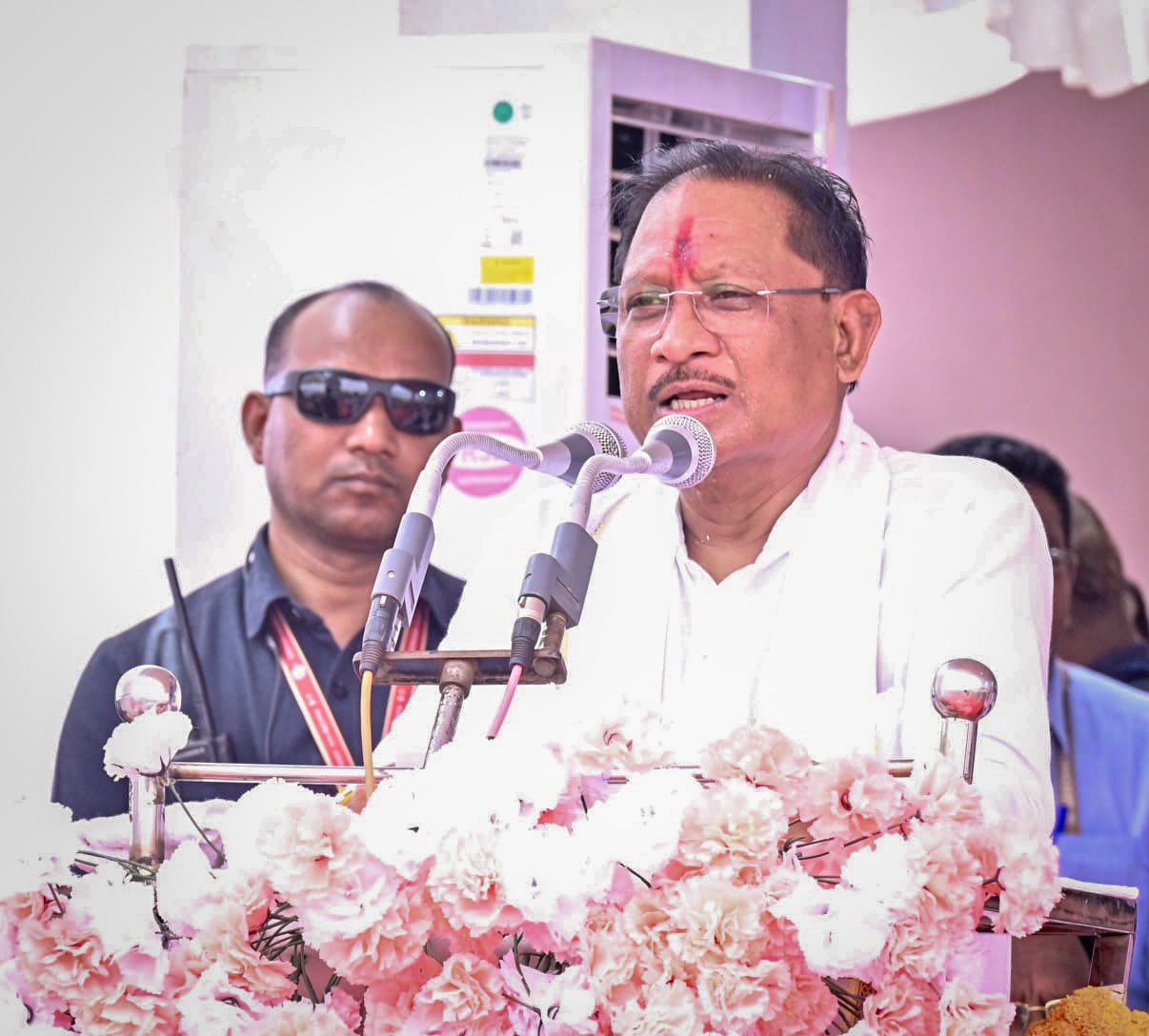 जनसेवा का नया अध्याय लिख रहा है सुशासन तिहार, CM साय ने हितग्राहियों को दिया
चेक, देखें PHOTO