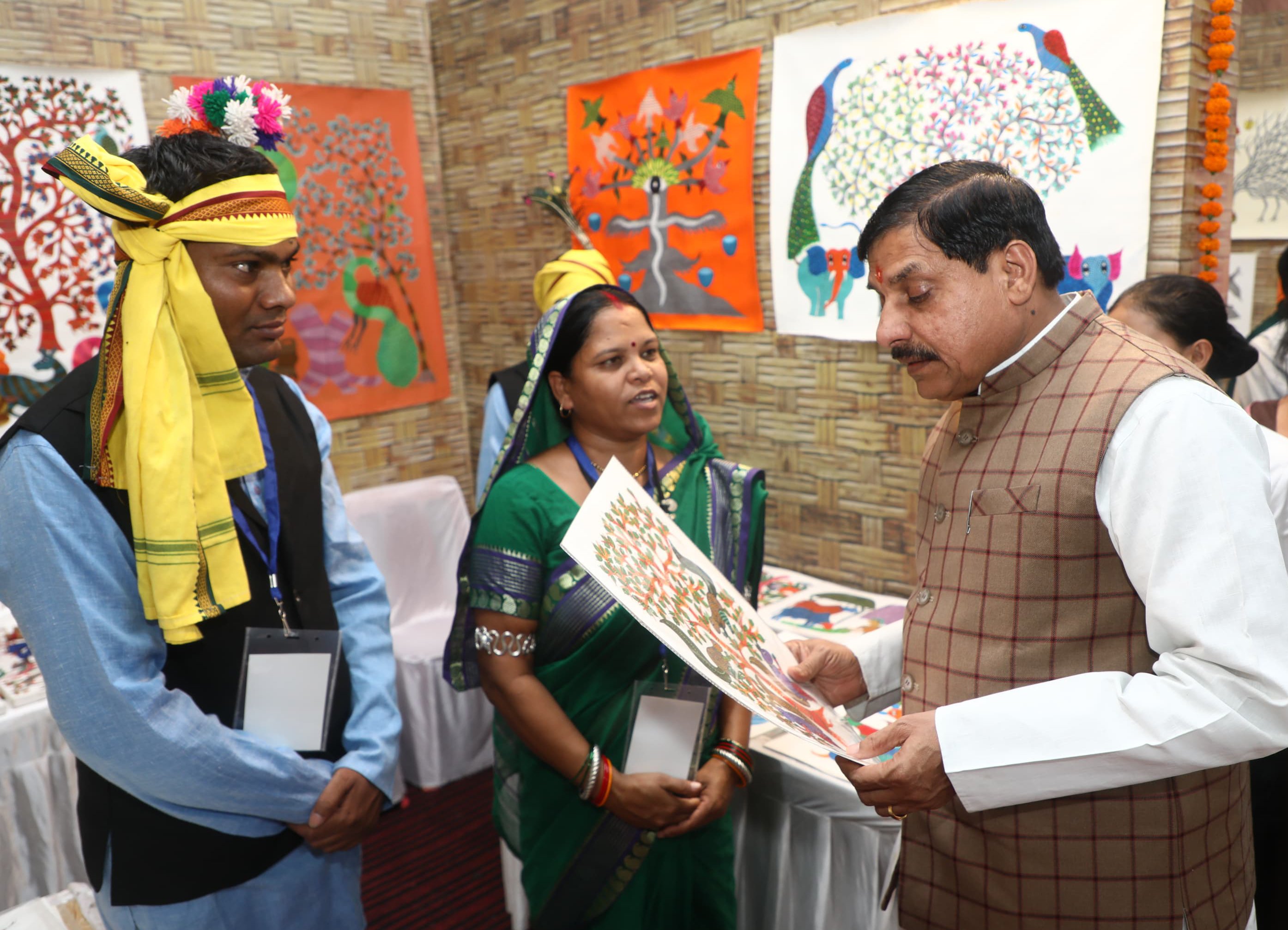 भोपाल जनजातीय शिल्पग्राम महोत्सव का शुभारंभ किया मुख्यमंत्री मोहन यादव ने
आदिवासी नृत्यों ने बांधा समा फोटो देखें