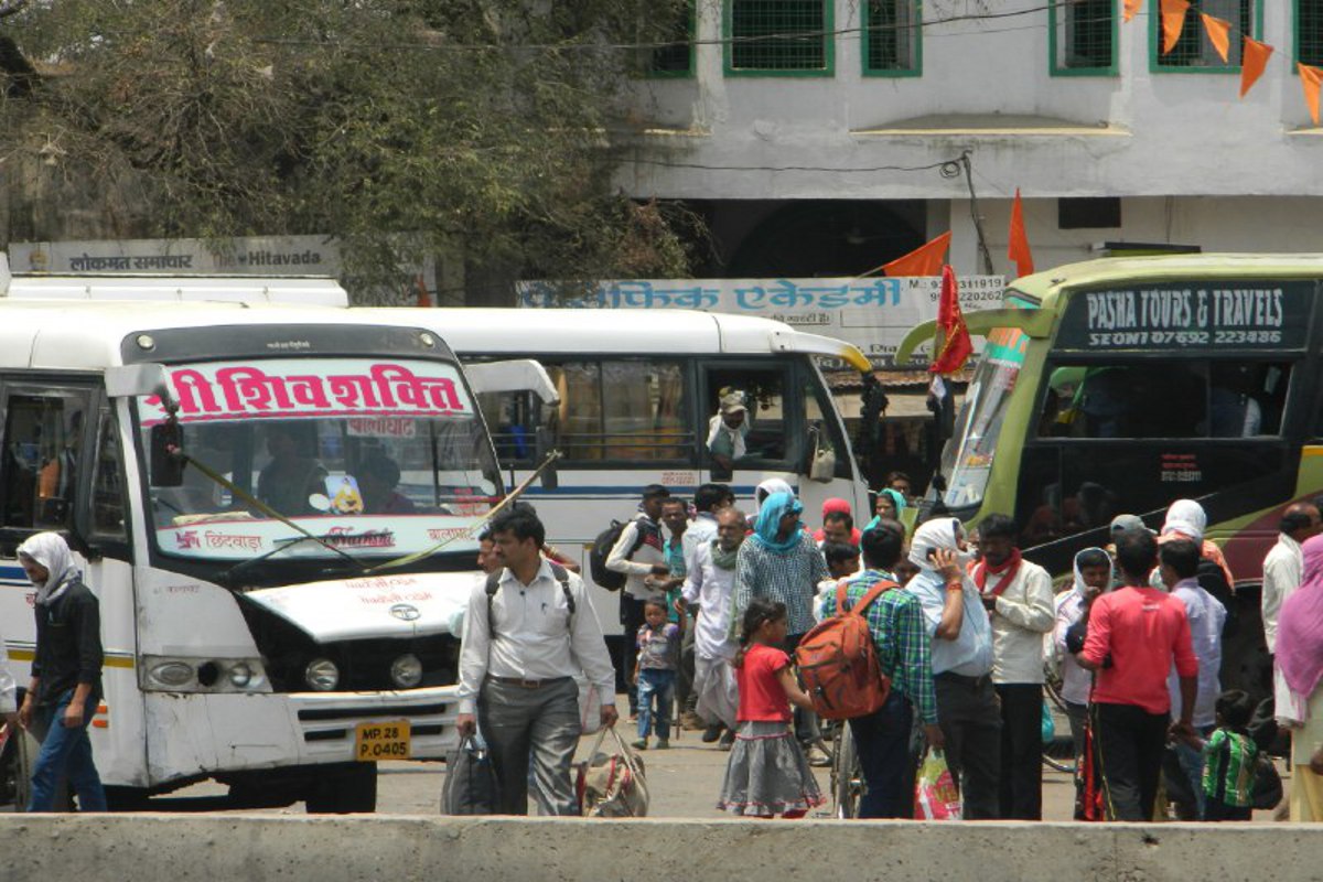 बसों में दे रहे पूरा किराया, लेकिन नहीं मिल रही जरूरी सुविधा - image