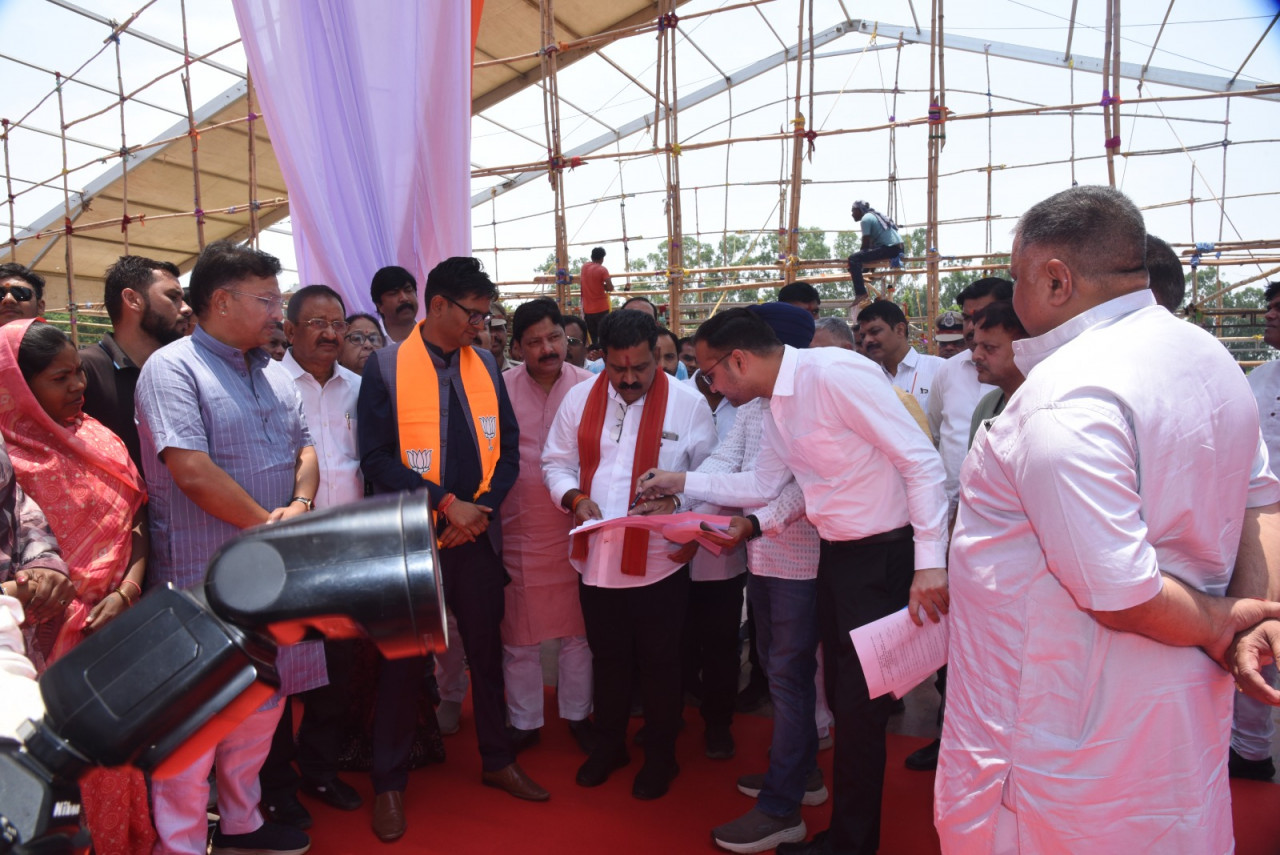 CG News: 13 मई को मोर आवास मोर अधिकार कार्यक्रम, उप मुख्यमंत्री ने लिया
तैयारियों का जायजा, देखें
