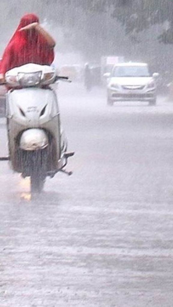 Weather Forecast: अगले 3 घंटे में कई इलाकों में होगी बारिश, मौसम विभाग ने जताई संभावना
