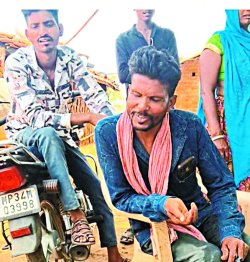 भील आदिवासी के बच्चों के नाम जोसेफ और थॉमस - image