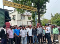 टीआरडी ऑफिस में ताला डाल कर्मचारियों ने एसएसइ के खिलाफ किया प्रदर्शन - image