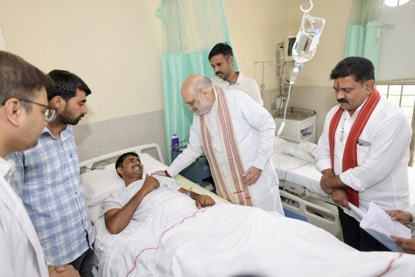 नक्सली मुठभेड़ में घायल जवानों से मिले अमित शाह, बोले - देश को अपने वीर जवानों गर्व है... देखें तस्वीरें