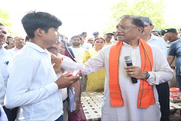 CG News: बैगा समुदाय की बिटिया ने 10वीं में किया टॉप, CM साय ने मुलाकात कर बढ़ाया हौसला, देखें तस्वीरें