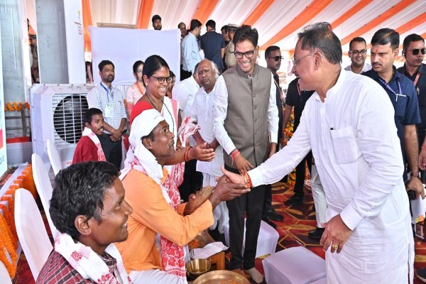 CG News: केंद्रीय मंत्री शिवराज सिंह, CM साय समेत अन्य मंत्रियों ने पीएम आवास के हितग्राहियों के पाँव पखारे, देखें तस्वीरें
