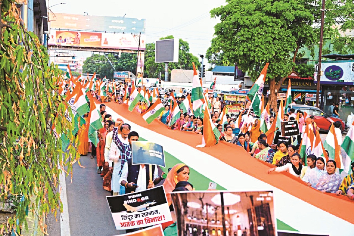 BJP ने निकाली तिरंगा यात्रा, CM साय बोले- आतंकियों ने माताओं-बहनों का सिंदूर
उजाड़ा, हमारे सैनिकों ने आतंकियों के केंद्र को ही उजाड़ दिया