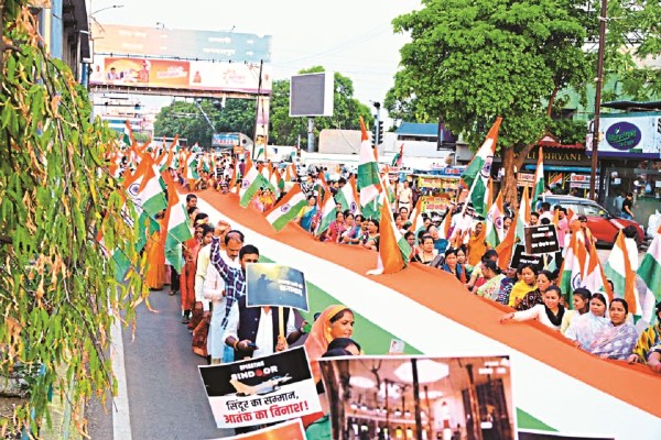 BJP ने निकाली तिरंगा यात्रा, CM साय बोले- आतंकियों ने माताओं-बहनों का सिंदूर उजाड़ा, हमारे सैनिकों ने आतंकियों के केंद्र को ही उजाड़ दिया