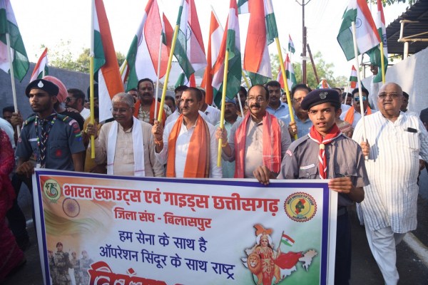 CG News: देशभक्ति के रंग में रंगा छत्तीसगढ़... CM साय समेत ये दिग्गज तिरंगा यात्रा में हुए शामिल, गूंजा भारत माता की जय