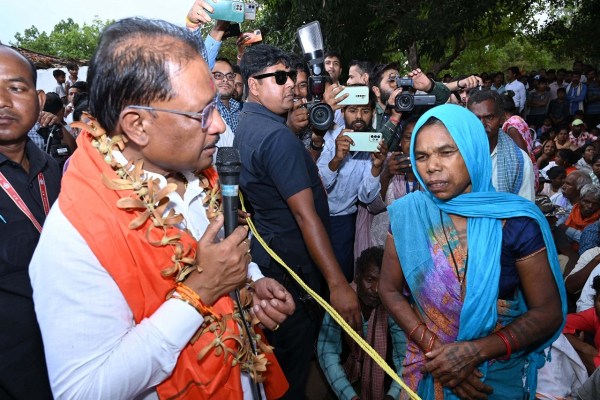 CG News: तेज हवाओं के बीच इस गांव में अचानक उतरा CM साय का हेलिकॉप्टर, देखकर उमड़ी लोगों की भीड़, किया संवाद