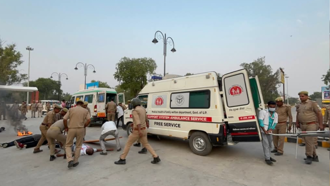 मऊ जंक्शन पर युद्ध जैसी स्थिति को लेकर मॉक ड्रिल, प्रशासन और पुलिस ने दिखाई
तैयारी की झलक