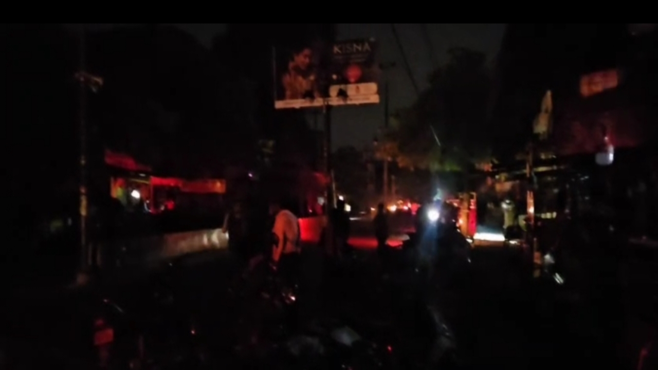 मऊ में संभावित युद्ध को लेकर ब्लैकआउट रहा सफल, शादी वाले रथ भी रूके अंधेरे में –
देशभक्ति की अनूठी मिसाल - image