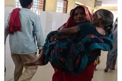 Gonda Medical College: नहीं मिला स्टेचर तो मां को गोदी में उठाकर ले गई महिला - image