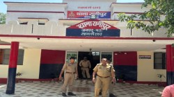Mau News: पड़ोसी के घर फंदे से लटकती मिली नाबालिक, गांव में मचा हड़कंप - image