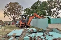 Illegal madrassa: यूपी के इन 7 जिलों में 350 से अधिक अवैध धार्मिक स्थलों पर योगी
सरकार की बड़ी कार्रवाई, गरजा बुलडोजर - image
