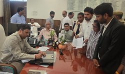 Prayagraj: जनता दर्शन में पहुंचा वृद्ध फरियादी , उसकी समस्या सुनकर डीएम ने SDM
को ही पद से हटाया - image