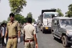 Hardoi Accident हरदोई में भीषण सड़क हादसा ट्रक ने ऑटो को मारी टक्कर छह लोगों की
मौत, तीन घायल - image