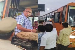 कानून के शिकंजे में अब सरकारी वाहन भी, मऊ पुलिस की सख्ती, बिना सीट बेल्ट चलाने
पर यूपी रोडवेज बस का चालान - image