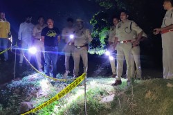 Police Encounter: गोंडा में एक लाख का इनामी बदमाश पुलिस मुठभेड़ में ढेर, थाना
प्रभारी के बुलेट प्रूफ जैकेट में लगी गोली - image