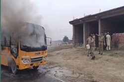 Azamgarh News: स्कूली बस के टक्कर से बालक की मौत, गुस्साए ग्रामीणों ने बस में
लगाई आग - image