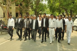Mau News: बिजली विभाग की छापेमारी की कार्रवाई से अधिवक्ताओं में रोष, दोनों
पक्षों पर एफआईआर - image