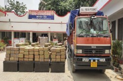 सेना के समान की आड़ में गांजे की तस्करी का पर्दाफाश, मऊ में 20 कुंतल गांजा बरामद - image