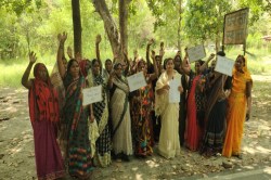 मऊ में ताड़ी दुकान के खिलाफ महिलाओं का प्रदर्शन, लगाए गम्भीर आरोप - image