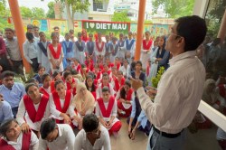 Mau News : जिला शिक्षा और प्रशिक्षण संस्थान के बाबू ने पानी पीने को लेकर
छात्राओं से की अभद्रता, दी जान से मरने की धमकी - image