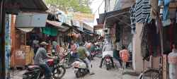 सुपर मार्केट की सड़कें बन गईं संकरी गली, मोटर साइकिल निकालने में भी होती है
परेशानी - image