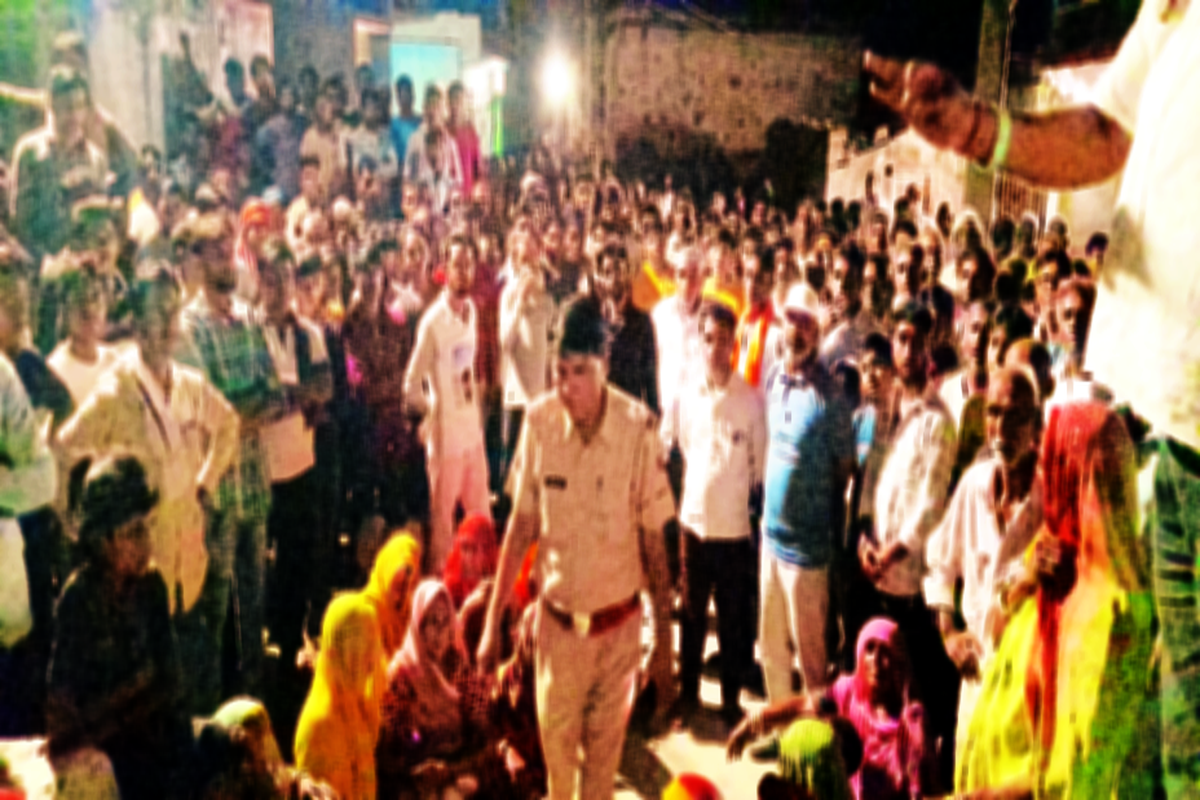 लापता बालक का शव पुरानी हवेली की दूसरी मंजिल पर मिला , घर में मच गया कोहराम ….
देखें वीडियो …..