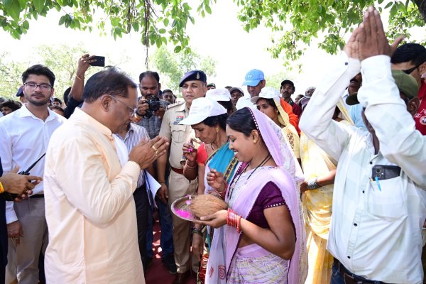 CM साय ने बरगद के पेड़ के नीचे चौपाल में ग्रामवासियों से की बातचीत, देखें Photo..