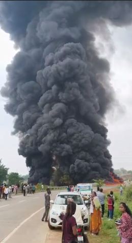 CG News: आग की चपेट में डीजल टैंकर, दूर- दूर तक दिखाई दे रही लपटें, देखें 
