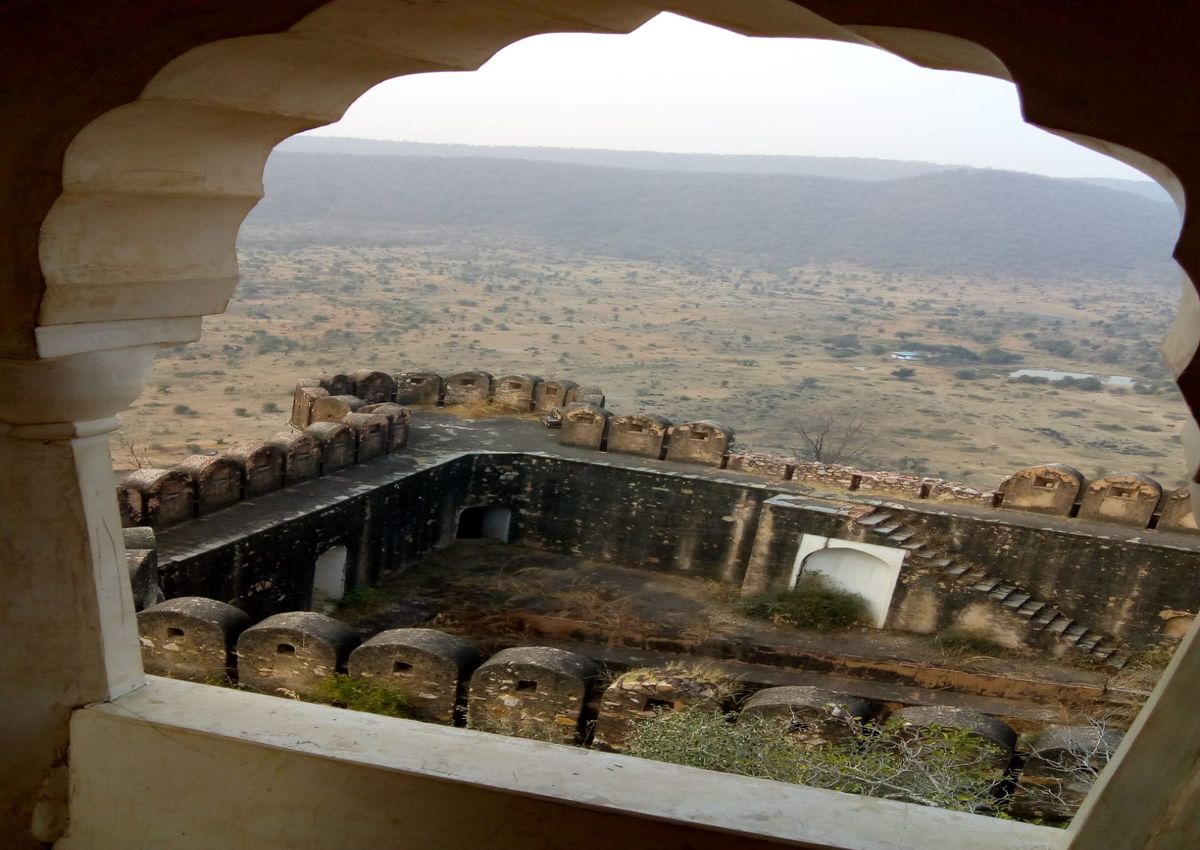 टहला क्षेत्र में कांकवाड़ी का प्राचीन दुर्ग देखरेख के अभाव में खो रहा आभा