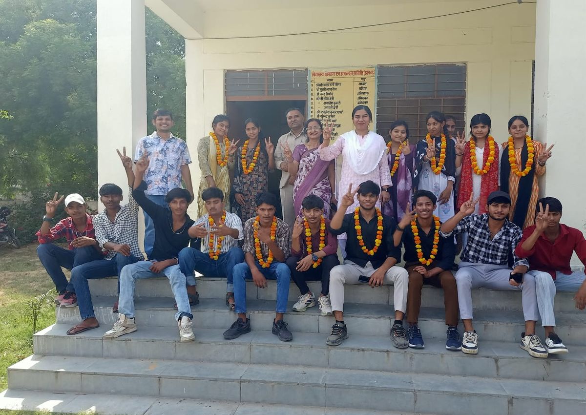सरकारी विद्यालयों के होनहारों ने भी मारी बाजी, निजी स्कूलों की तरह दिखाया दम
