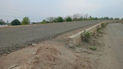 चार साल से अधूरा पड़ा सोहागपुर फ्लाइओवर का निर्माण, दोनों ओर की सडक़ें भी उखड़
गईं - image
