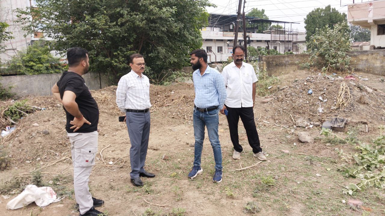 सुभाष स्कूल ग्राउंड पर 5 करोड़ की लागत से बनेंगी 95 दुकानें, आयुक्त ने किया
निरीक्षण