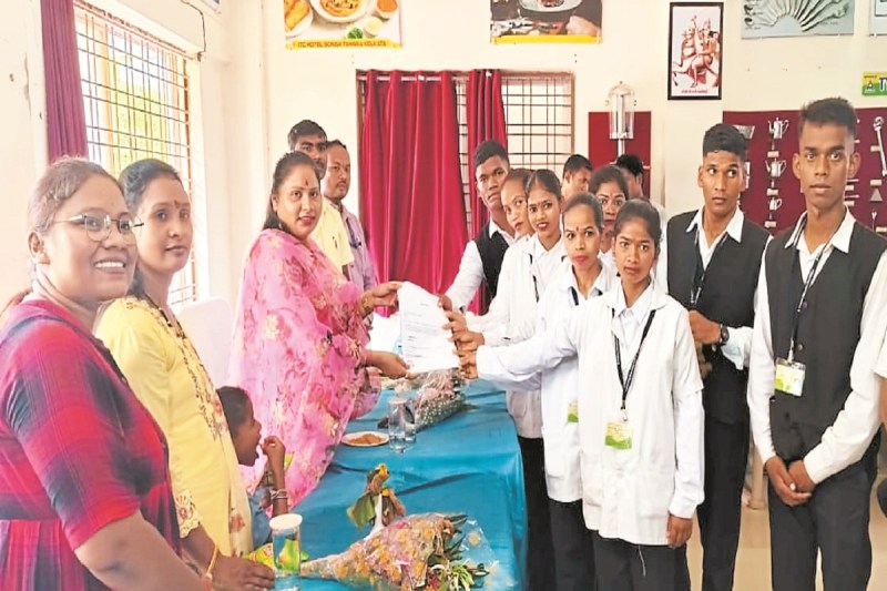 राज्य महिला आयोग सदस्य दीपिका शोरी ने सौंपा जॉब ऑफर लेटर (Photo- Patrika)