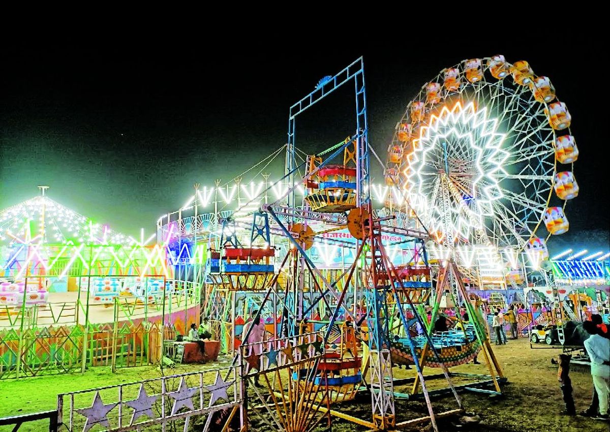 चार दशक पहले सीताबाड़ी मेले की पशु मेला के रूप में पहचान थी। यहां बड़ी संख्या में आदिवासी अंचल से लोग अपनी बैल-गाड़ियों को सजा कर 3 दिन पहले से ही डेरा डाल लेते थे।