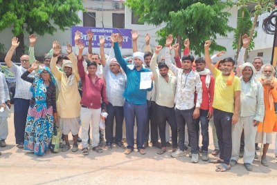 विरोध प्रदर्शन करते किसान।