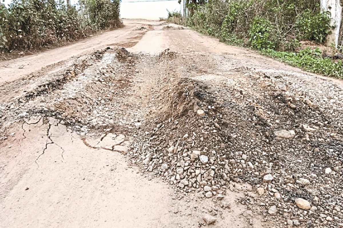 CG News: हाईवा परिवहन के ठेकेदार की मनमानी, 4.50 करोड़ की सड़क हुई खराब…