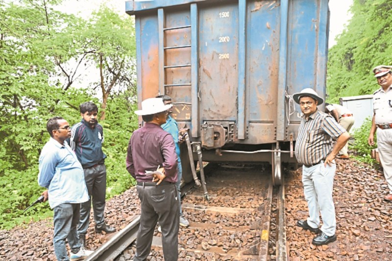 केके लाइन पर मालगाड़ी के 37 डिब्बे पटरी से उतरे (Photo- Patrika)